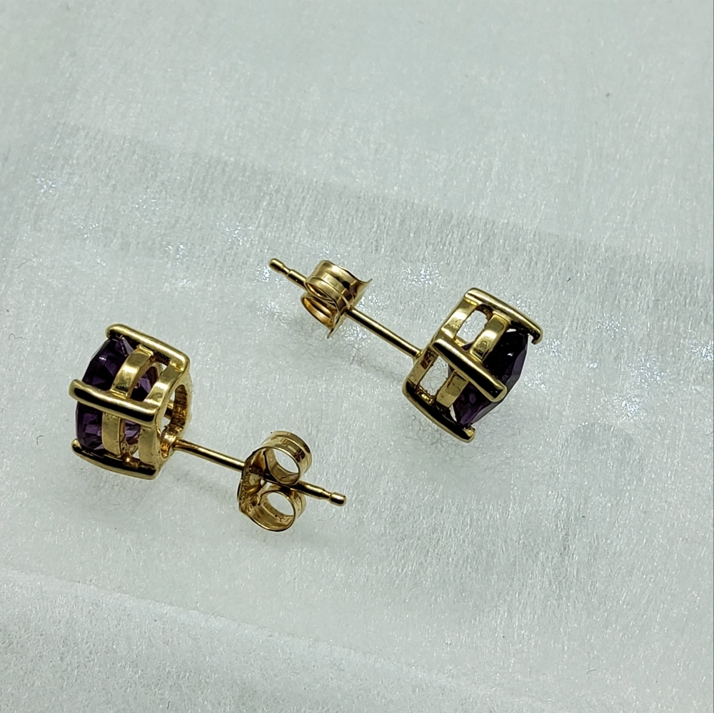 585 Amethyst Stud Earrings - Picture 5 of 7